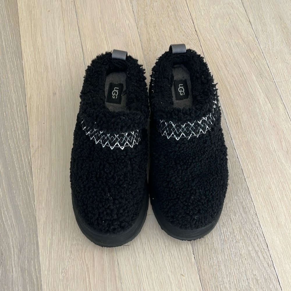 UGG Slippers - size 7